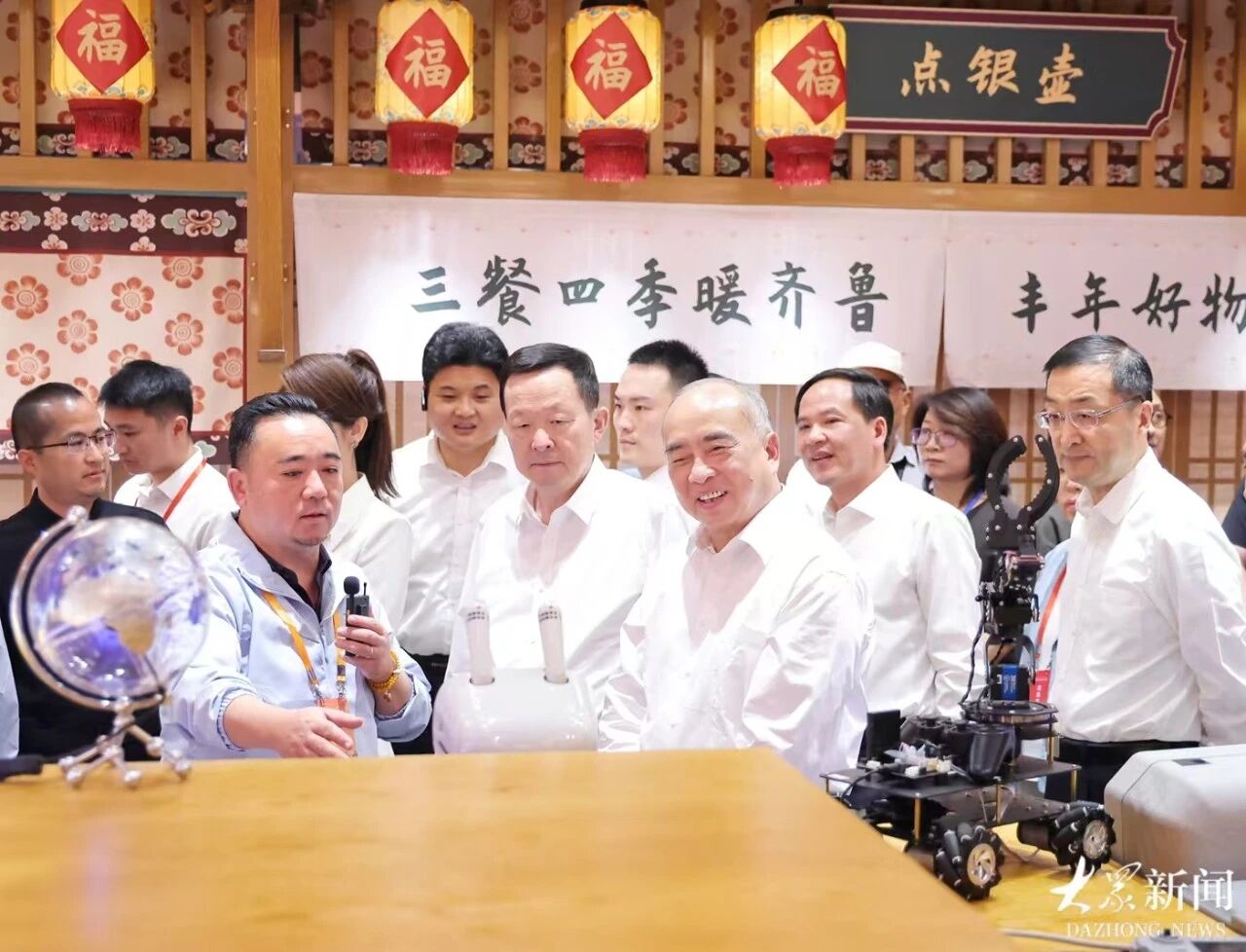 林武 山东省委书记，周乃翔 山东省委副书记、省长 刘强 山东省委副书记、济南市委书记 单义 省委常委到访我司展台.jpeg
