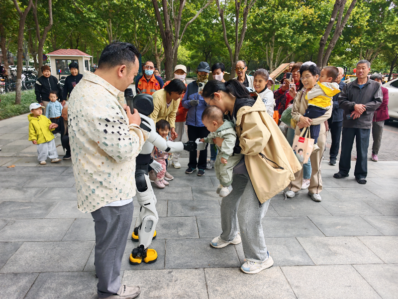 10月24日，德泰智汇科技小镇机器人将走进淄博市民身边